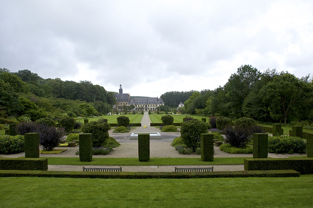 Abbaye vu coté jardin de Valloires oeuvre de Gilles Clément.